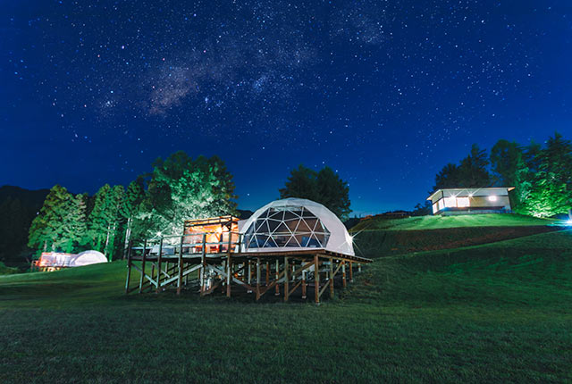 夜のキャンプサイトと満天の星