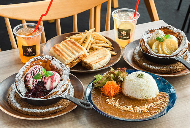 テラスカフェで提供される料理、スイーツが並ぶ