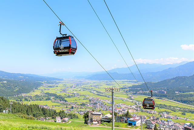 〈ザ・ヴェランダ石打丸山〉へと向かうゴンドラの遠景