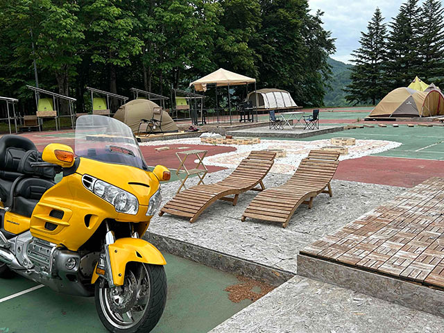 バイクが停車中の〈大白川キャンピングベース〉