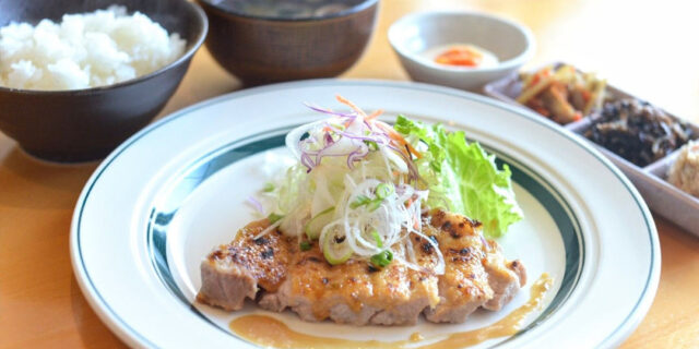 〈キママニ食堂〉で県産コシヒカリとご飯がすすむおかずを、心ゆくまで味わおう