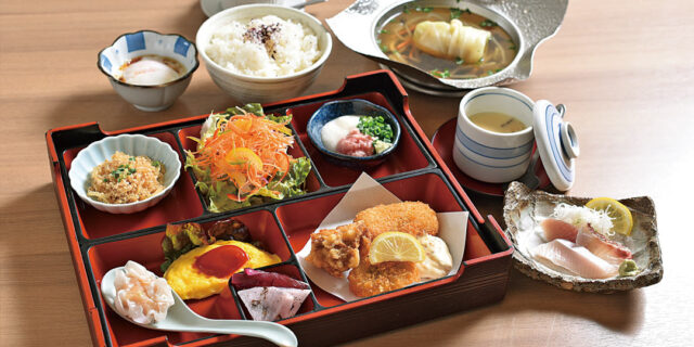〈旬菜厨房 和楽 県央店〉で味わいたいのが「和楽ランチ」。限定10食の人気ランチメニュー