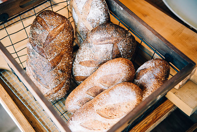 〈T&M bread delivery SADO island〉のパン