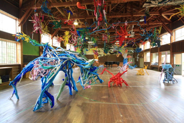 田島征三「鉢&田島征三 絵本と木の実の美術館」 Photo Akimoto Shigeru