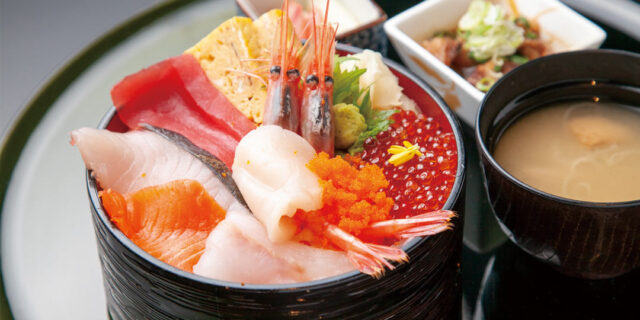 魚も肉も郷土料理も！ 新潟グルメを網羅する〈佐渡の魚と村上牛 長岡釜蔵総本店〉
