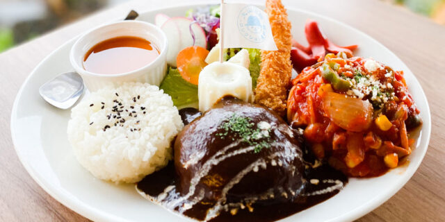 ハンバーグが絶品！〈ビストロ＆cafe 六朝館〉ではこの「王様ランチ」がイチ押しです。