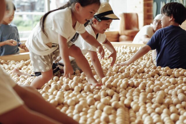 ★鞍掛純一+日本大学藝術学部彫刻コース有志「木湯」Photo by Hashimoto Takao