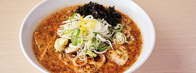〈らーめん家 黒りりん〉の「背脂ブラックにんにく」
