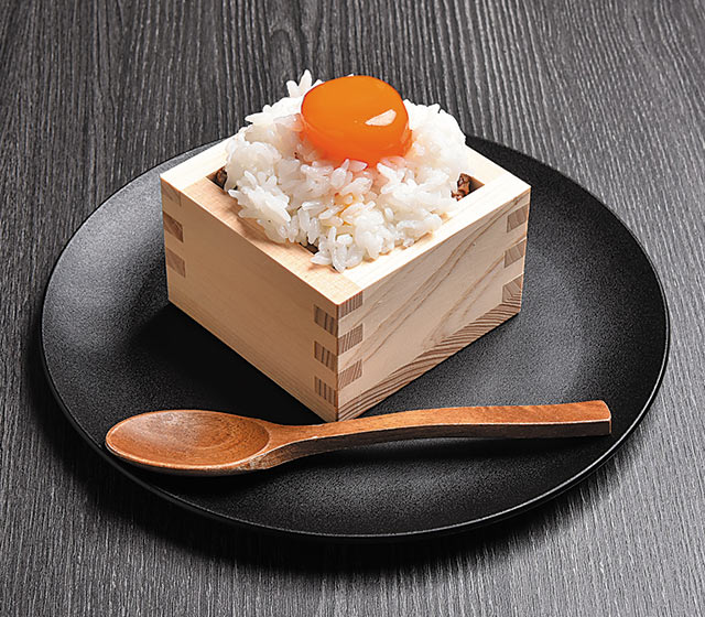 一合升にご飯と黄身がのったメニュー