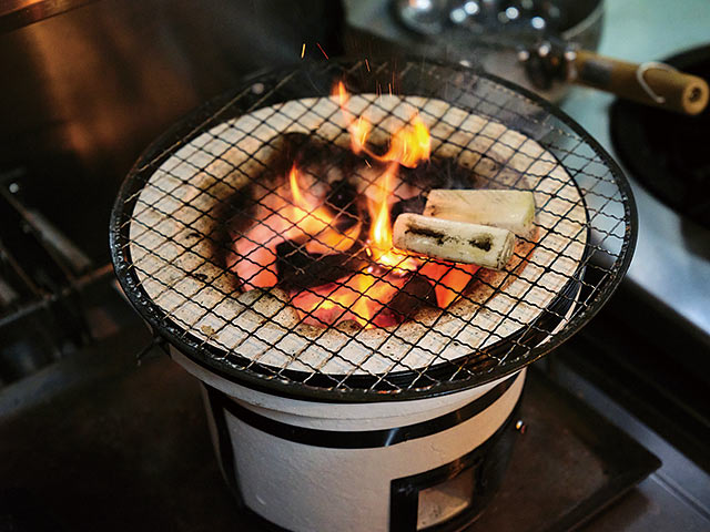 七輪でネギを焼いている