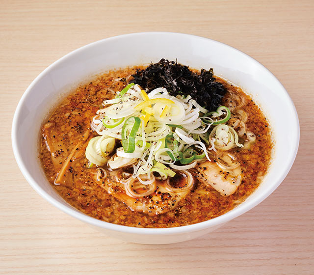 〈らーめん家 黒りりん〉の「背脂ブラックにんにく」