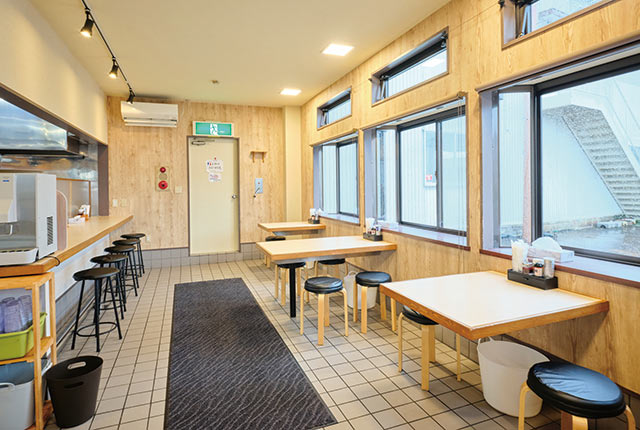 〈らーめん家 黒りりん〉の店内