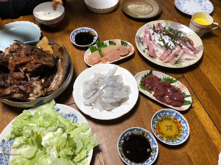 佐渡の海の幸が並ぶ食卓