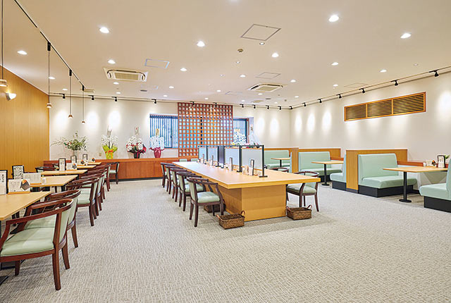 〈おにぎり処 八番〉の店内