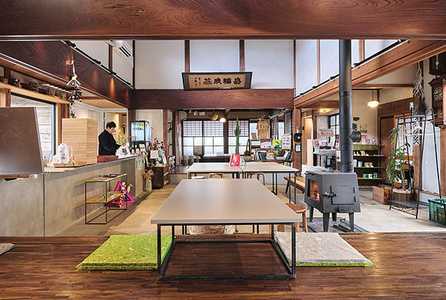 天井の高い〈泊まれる劇場 スロウプハウス〉の店内
