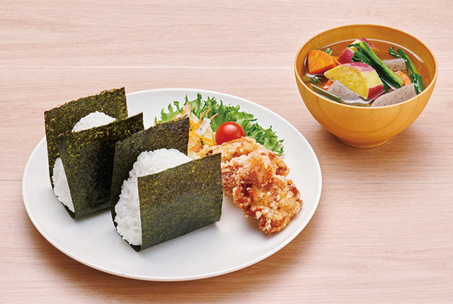 ２種のおにぎりと唐揚げ、サラダ、汁物がセットになった定食