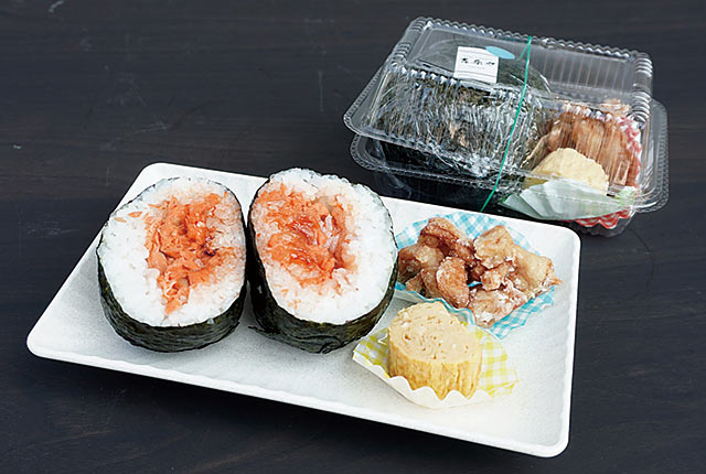 鮭の「三尺玉おにぎり」とおかず２種