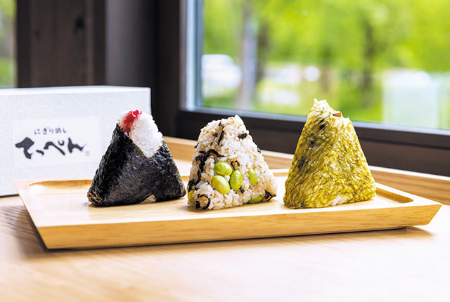 「おぼろ昆布」「枝豆と塩昆布」などおにぎり３種がならぶ