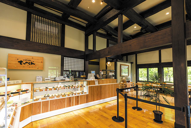 〈にぎりめし てっぺん〉の店内