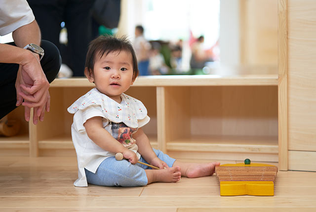 「よちよちひろば」で遊んでいる子ども