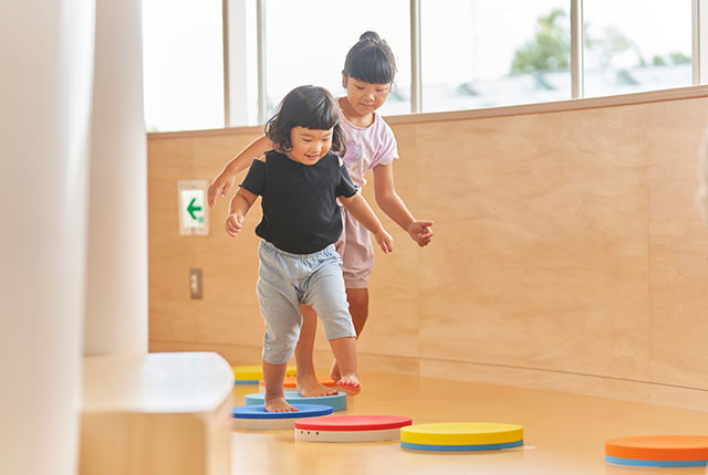 音の出るマットで遊ぶ女の子たち