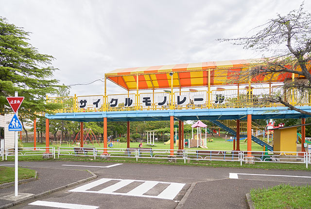 カラフルなカラーリングのサイクルモノレール乗り場