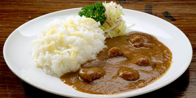 佐渡唯一の映画館〈ガシマシネマ〉で人気を呼ぶチキンカレーの味わいは