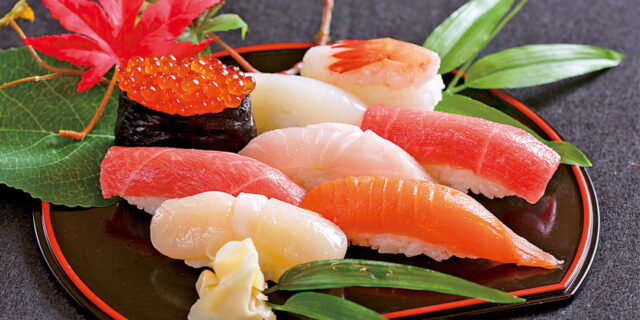 ランチは「生寿司握り」夜は「カニ会席」。〈美食船 かまた丸〉で味わう日本海の海の幸