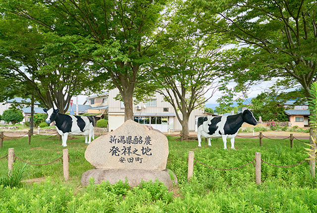 石碑と乳牛２頭のモニュメント