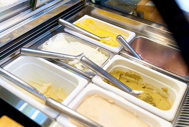 様々なフレーバーのジェラートが並ぶショーケース