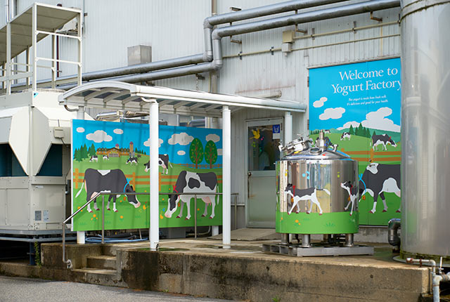 ステンレスタンクにぐるっと１周、仔牛の絵が描かれている