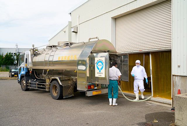 工場に到着したミルクタンクローリー