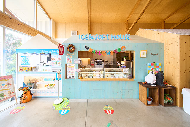 パステルカラーでペイントされた〈ICE＆SOFTHOUSE〉注文カウンター