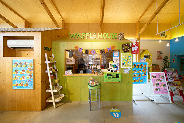 こちらもパステルカラーで塗られた〈WAFFLE HOUSE〉カウンター