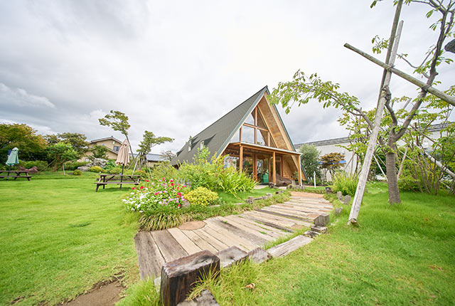 三角屋根のメロディバザール外観