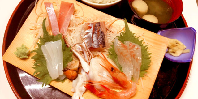〈古民家食堂＆カフェ＆居酒屋 持田家〉はランチと夕食、２回は訪れたい