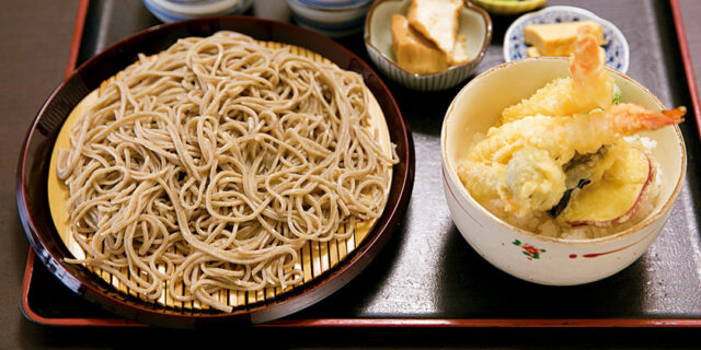 蕎麦好き必訪の名店〈会席そば処 安茂里〉。手打ちの十割そばとミニ天丼の定番メニューを