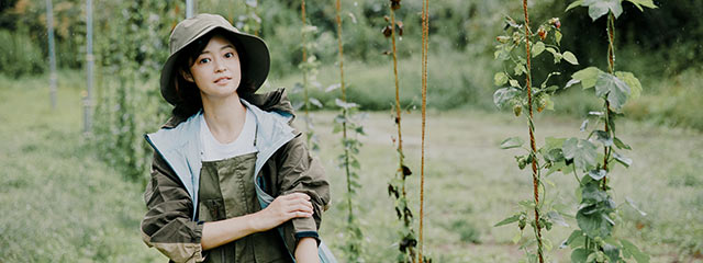 ホップ畑にいる小林涼子さん