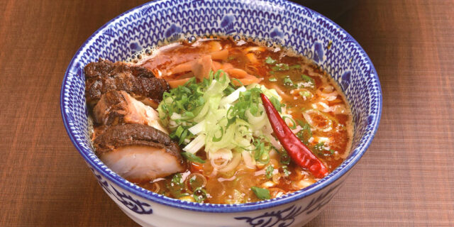 新潟市で必訪の名店〈ら麺 のりダー〉。おすすめは濃厚スープで味わう「辛つけ麺」