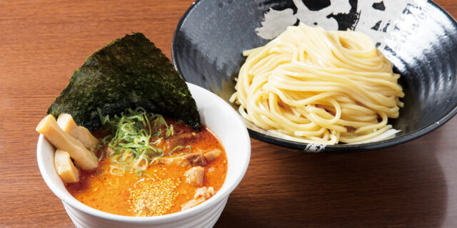 米粉入りもっちり麺に大満足！ 〈越後維新 湯沢本店〉の「辛とんつけ麺」