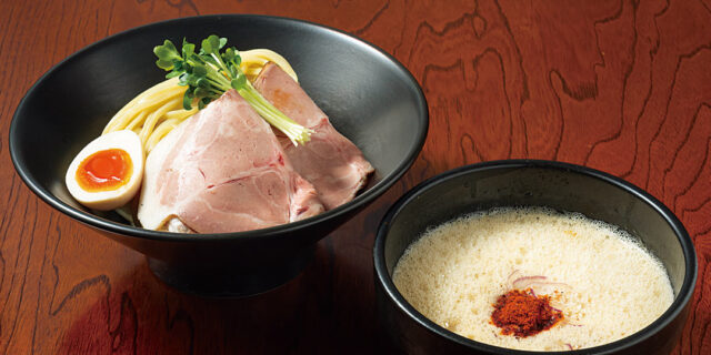 泡立つ白湯スープが絶品！ 〈鶏そば 縁道 大通南店〉の「鶏つけそば」は必食の一杯