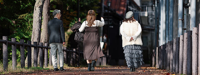 旧三国街道を散歩中の３人