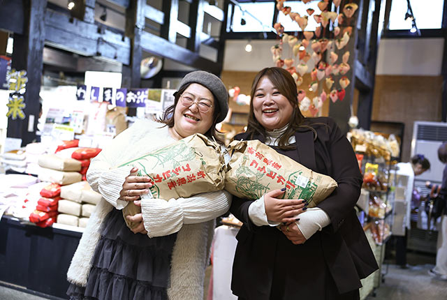 ぐっちさん（元芸人で新潟在住の主婦）とチカポンさん。道の駅〈良寛の里 わしま〉でのツーショット。