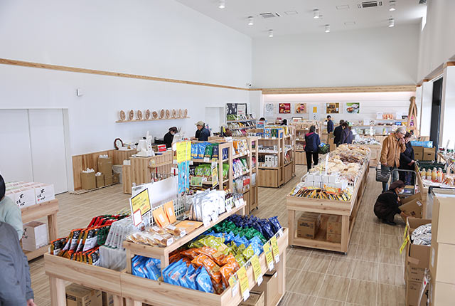 たくさんの米菓が並ぶ〈お米となかよしパーク〉内観