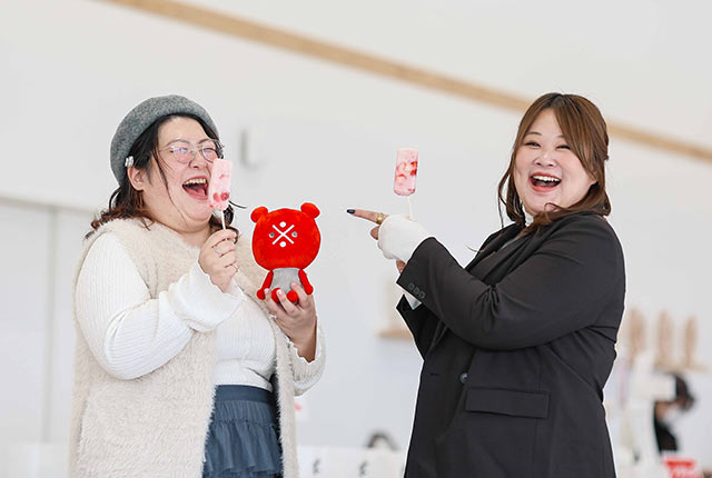 コメジルシくんと一緒に〈越後姫のアイスキャンデー〉を堪能するふたり