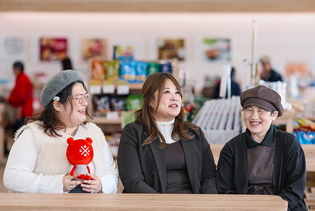 休憩スペースでインタビュに答える店長さん。