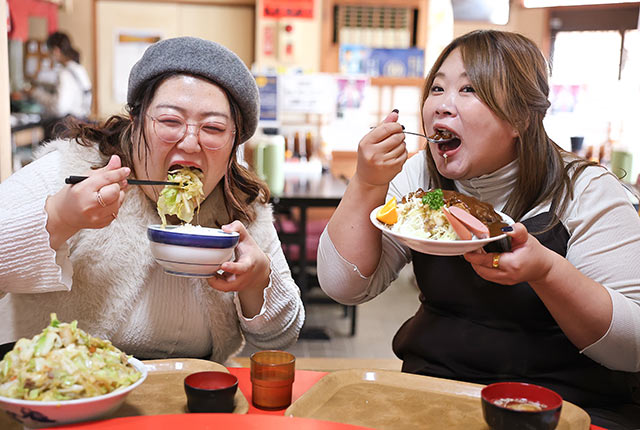 大きな口で美味しそうに頬張るぐっちさんとチカポンさん