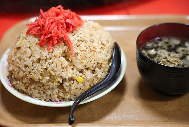 高さ15センチほどある炒飯と中華スープ