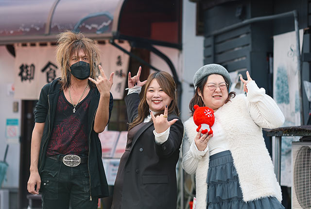 喜味屋食堂の店前で３代目とスリーショット