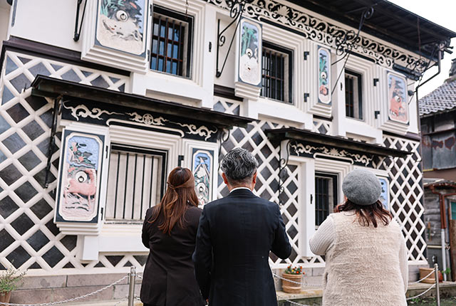 斎藤さんから鏝絵の説明を受けるふたり